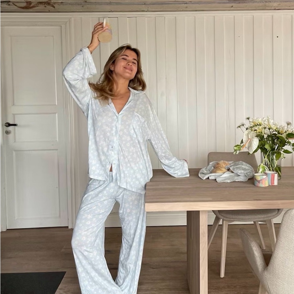 Djerf Avenue Go Slow Pajama Set – Dream Cake Blue Floral (Top M / Bottom L)